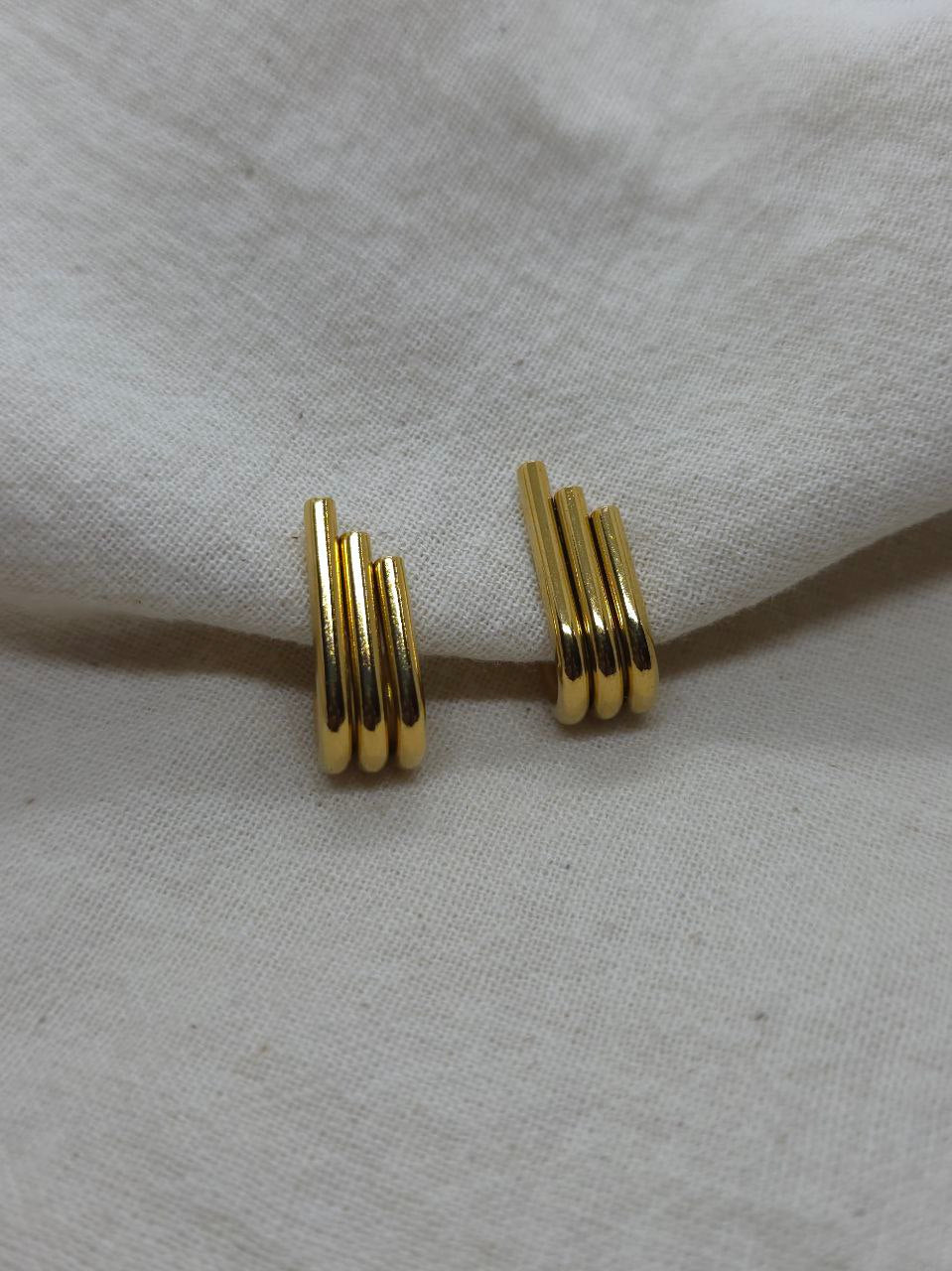 Noir Dainty Studs K121