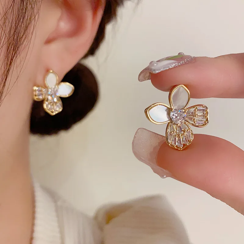Dainty Floral Studs K119